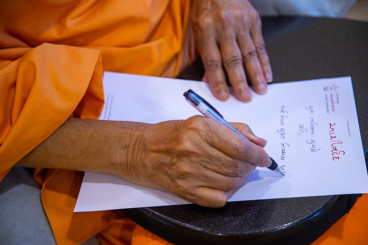 Swamishri writes a letter