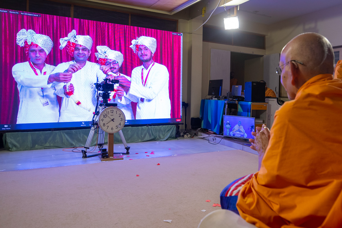Youths honor Swamishri with a garland