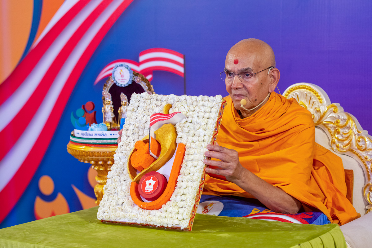 Swamishri displays the completed YTK logo
