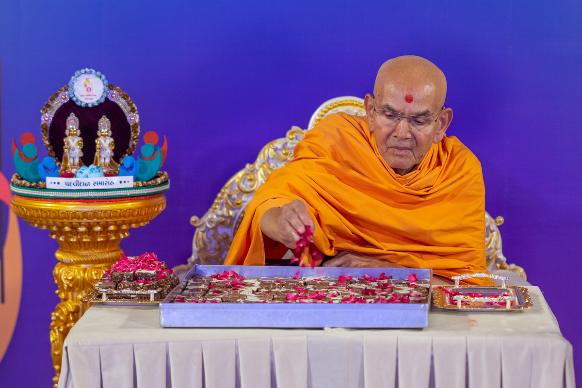 Swamishri sanctifies prasad for the youths