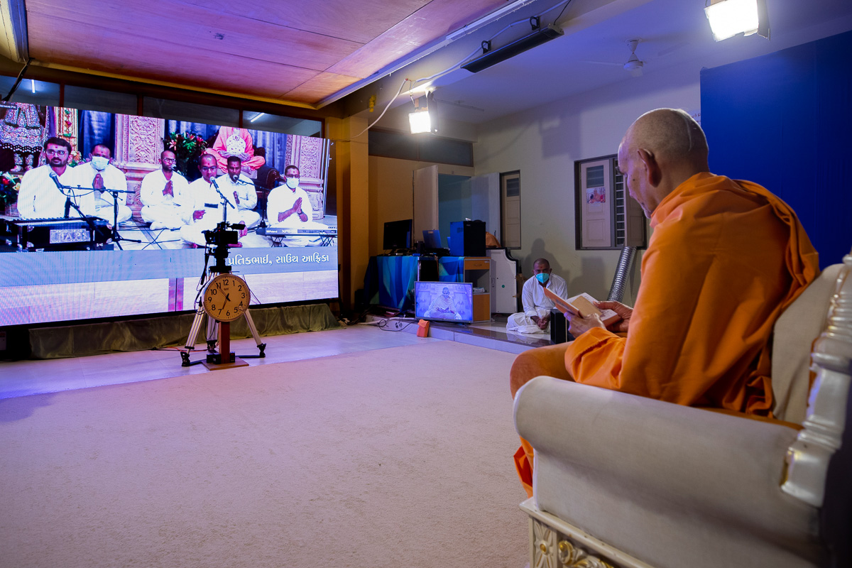 Youths sing kirtans via video conference from South Africa