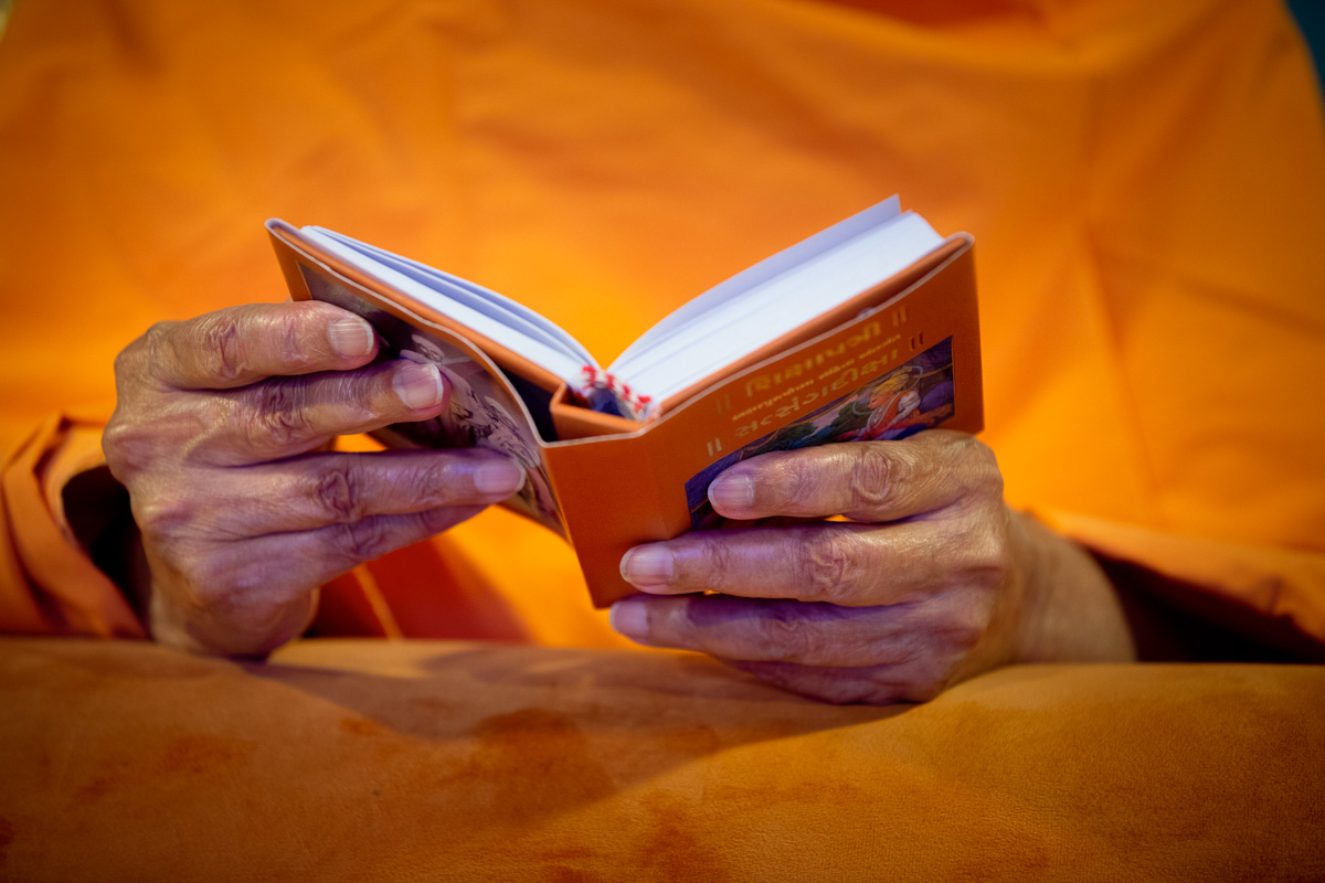 Swamishri reads the Shikshapatri and Satsang Diksha