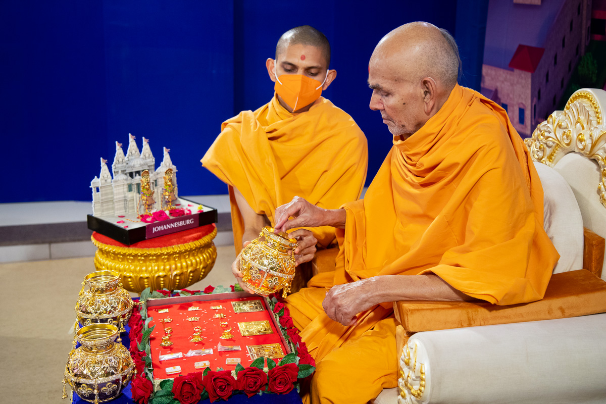 Swamishri performs pujan of the kalashas