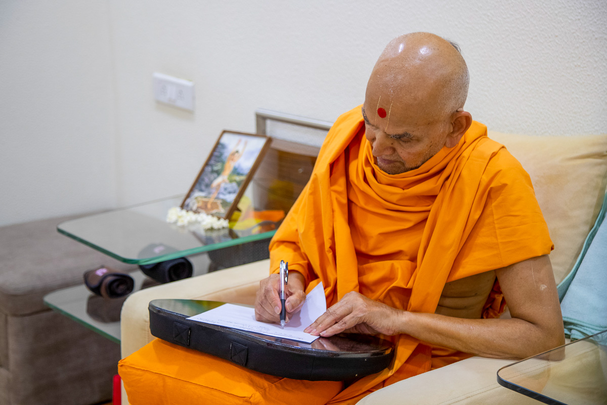 Swamishri writes a letter to Johannesburg Satsang Mandal