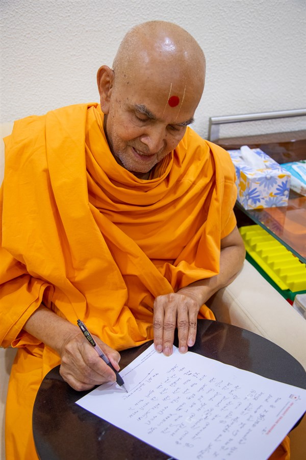 Swamishri writes a letter
