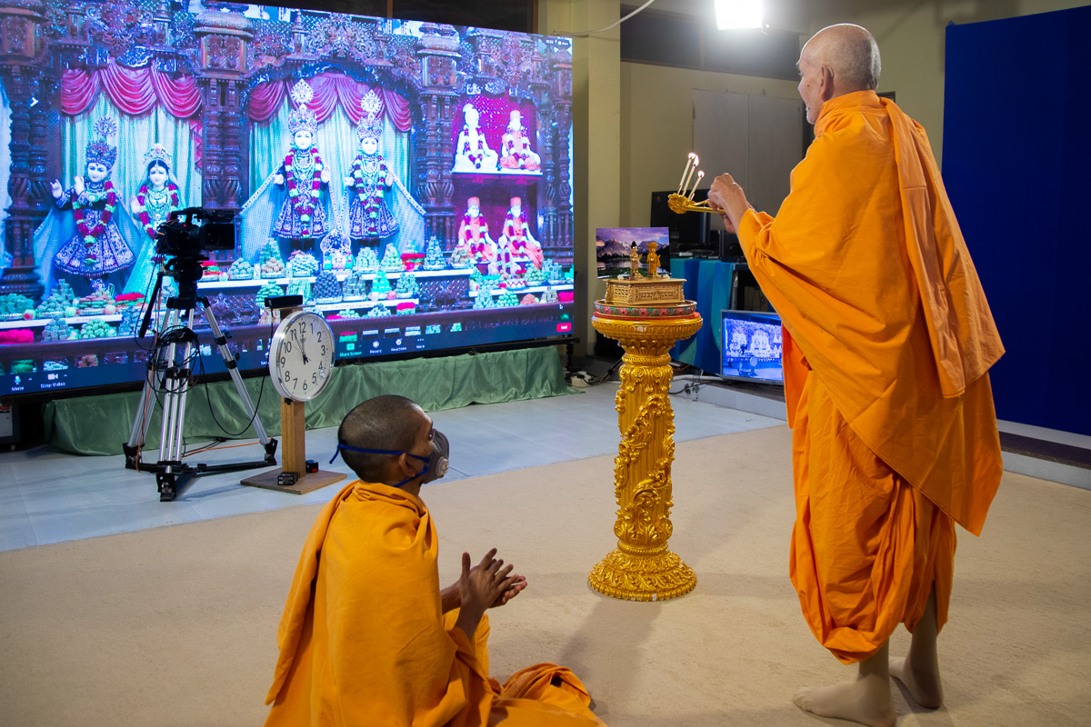 Swamishri performs the pratishtha arti of the temporarily relocated BAPS Mandir, Dar-es-Salaam