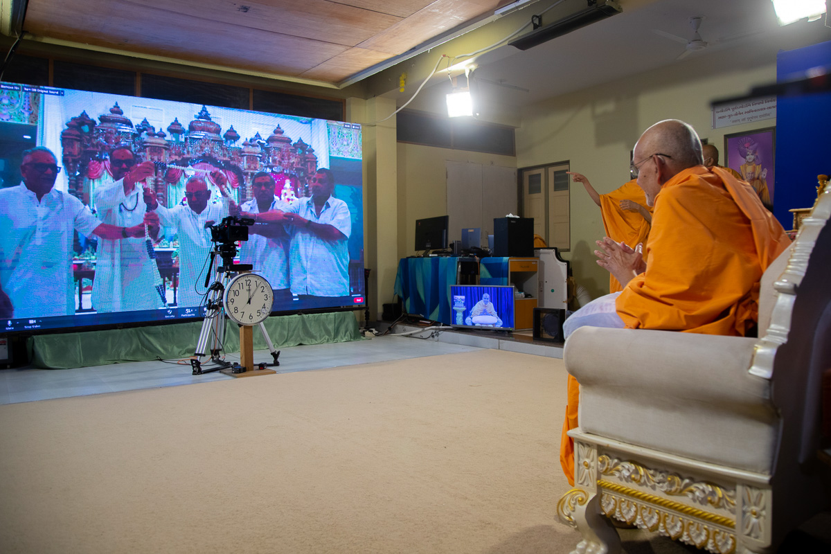 Devotees of Dar-es-Salaam Satsang Mandal honor Swamishri with a garland