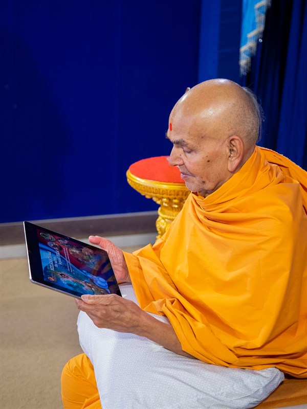 Swamishri observes a poster