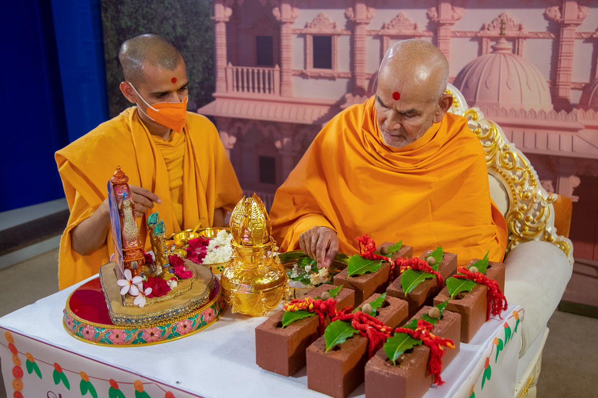 Swamishri performs pujan of the yantras