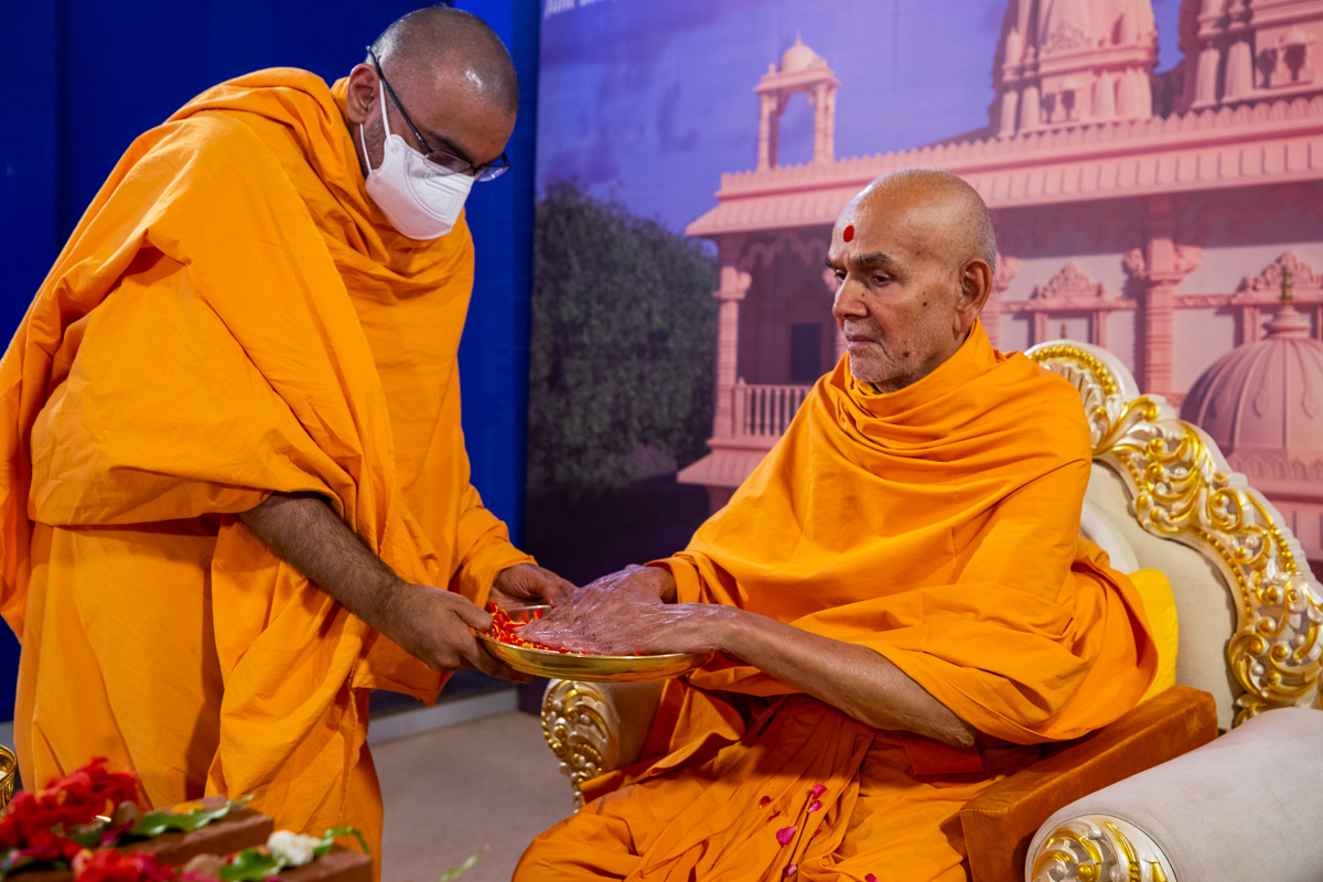 Swamishri sanctifies nadachhadis