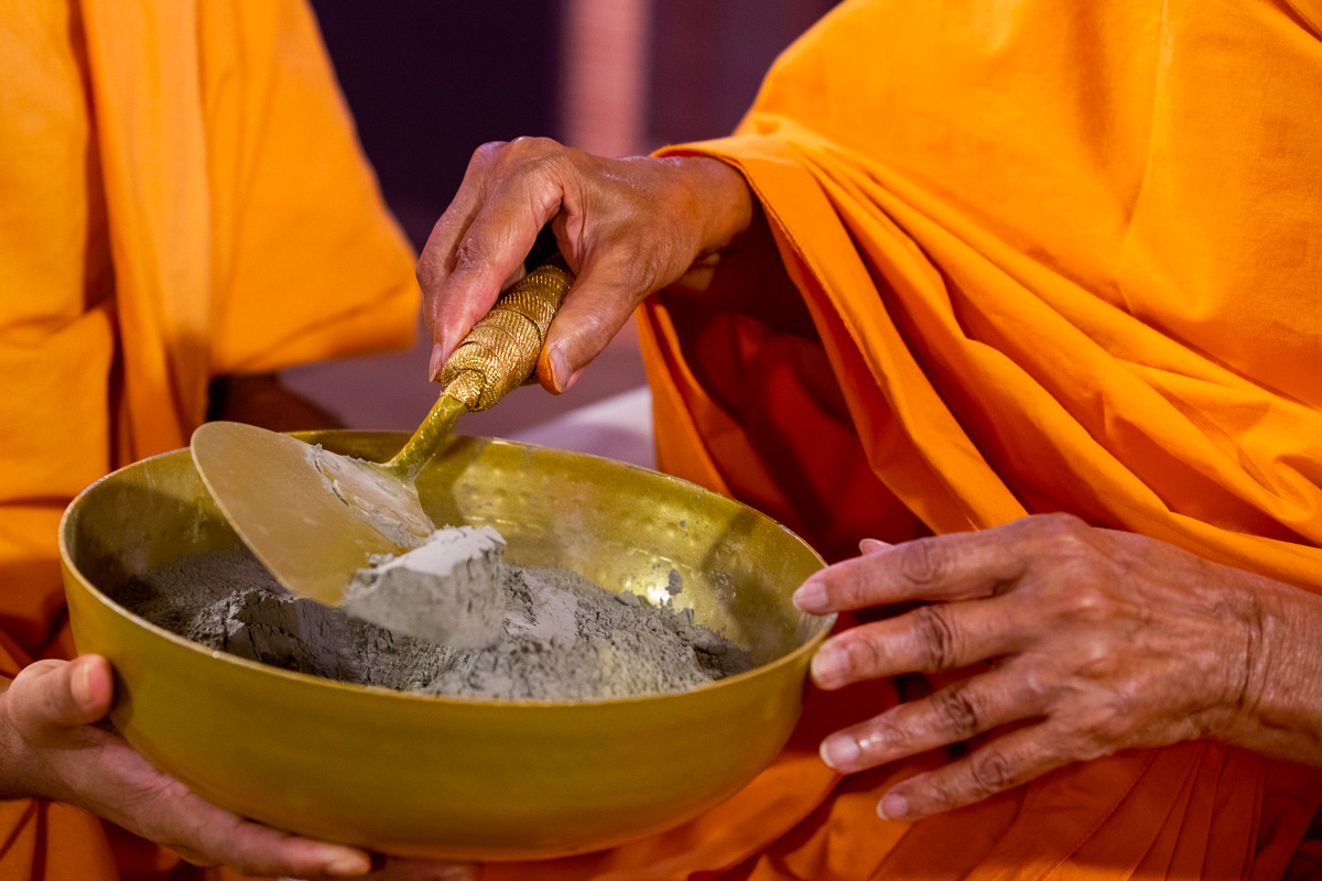 Swamishri sanctifies cement and construction instruments