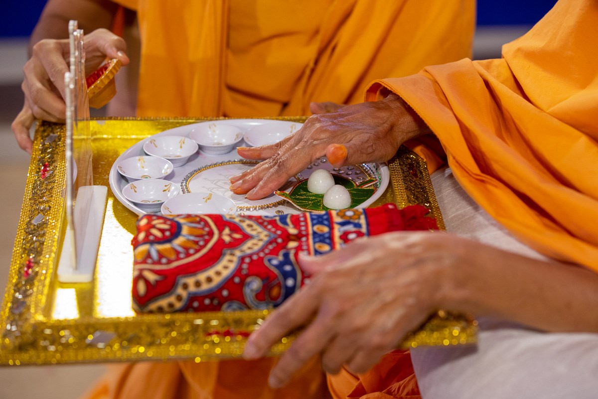 Swamishri sanctifies a mahapuja set for devotees