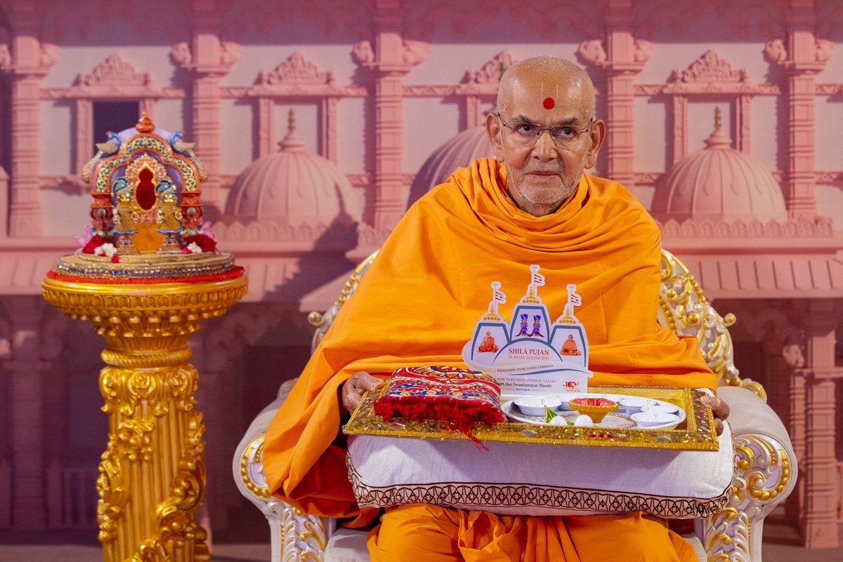 Swamishri with a mahapuja set