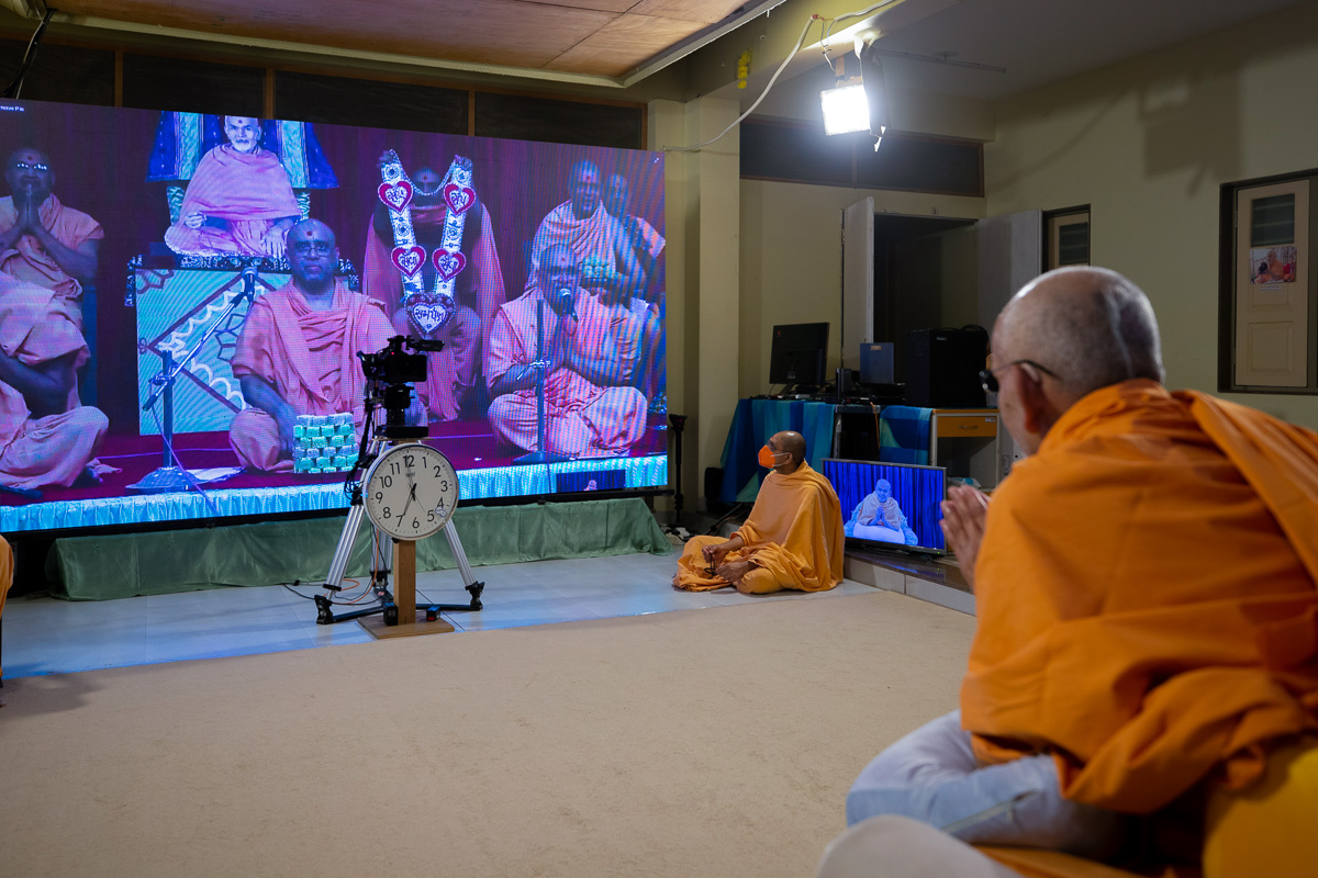 Sadhus from Bhavnagar doing darshan of Swamishri via video conference