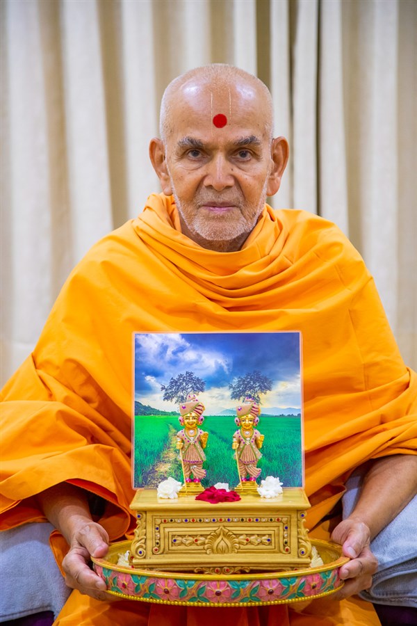 Swamishri with Shri Harikrishna Maharaj and Shri Gunatitanand Swami adorned in chandan garments