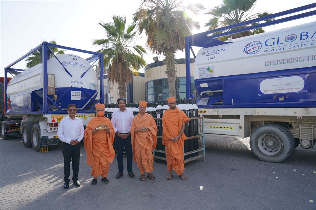 Pujya Swamis with Shri Ashok Kotecha and Shri Deepak Mehta.