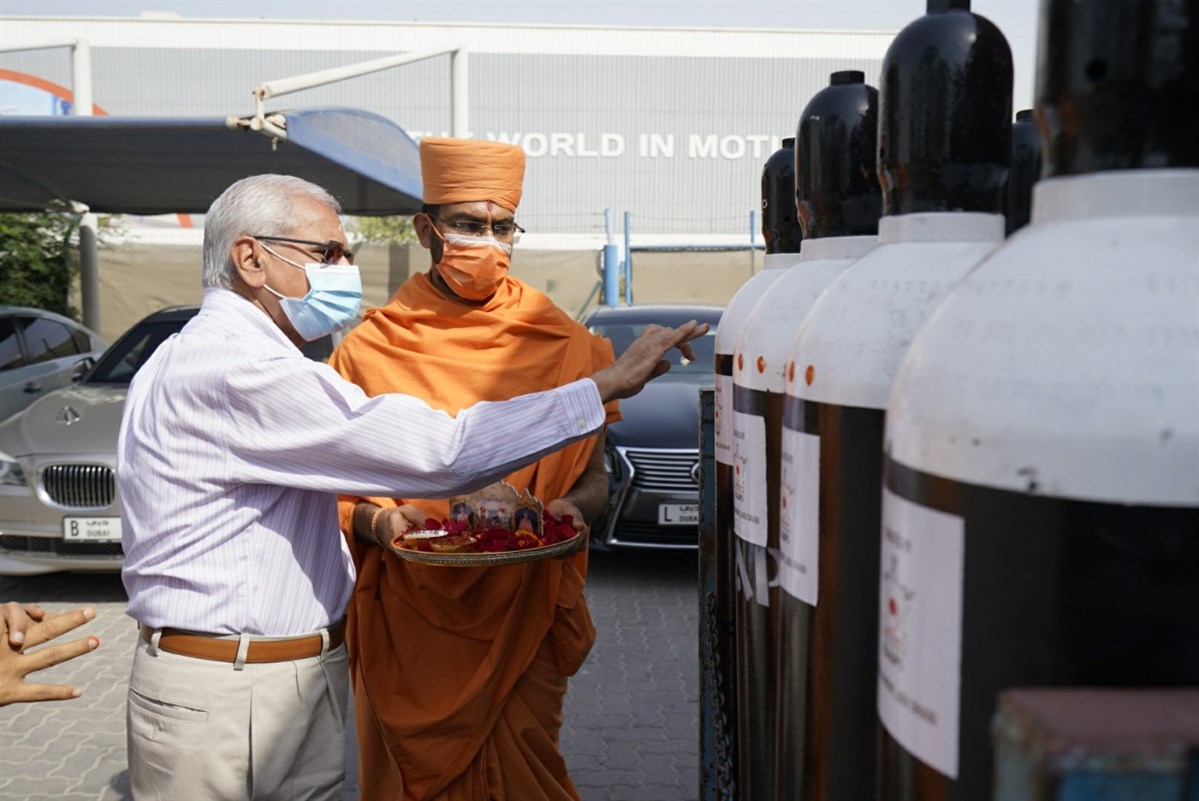 Shri Mahesh Menda doing pujan of Oxygen Cylinders