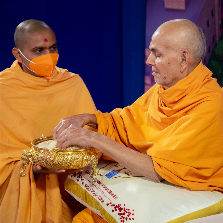 Swamishri sanctifies rice grains