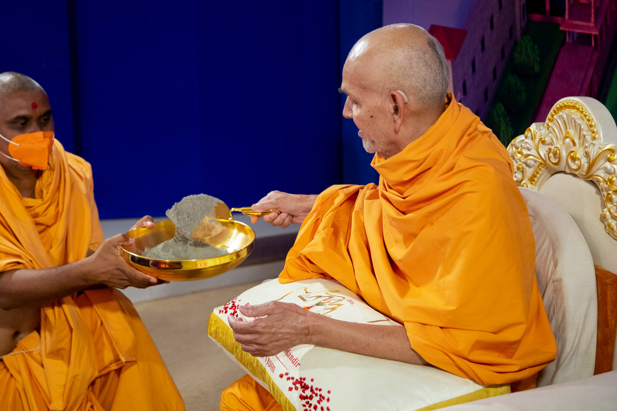 Swamishri sanctifies cement and construction instruments