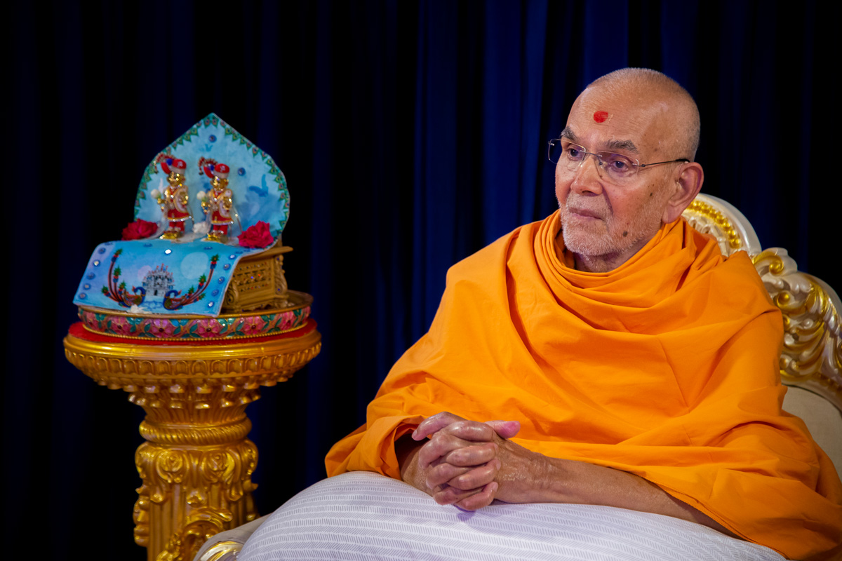 Swamishri during the evening Yogi Parva assembly