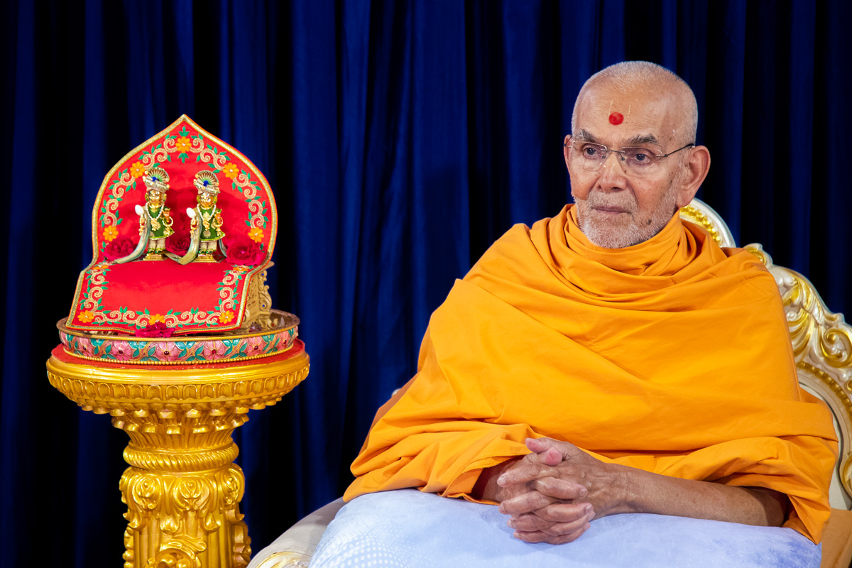 Swamishri during the evening Yogi Parva assembly
