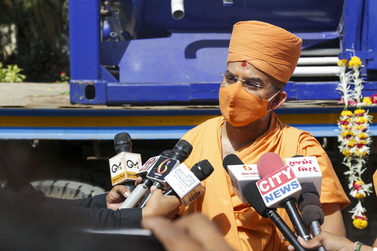 Apurvamuni Swami addresses the news channels