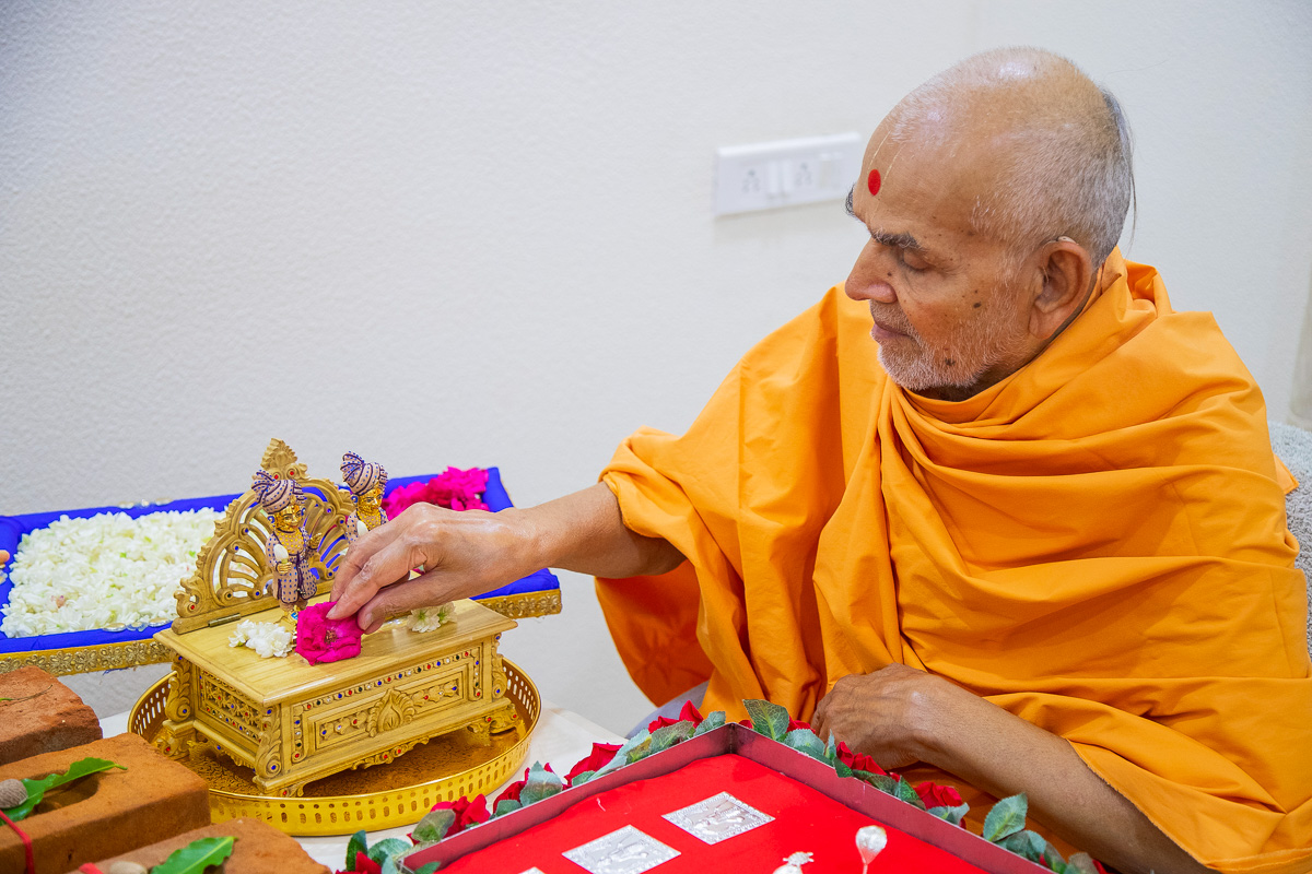 Swamishri offers flowers to Shri Harikrishna Maharaj
