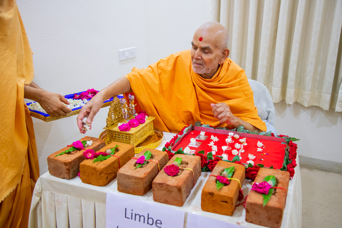 Swamishri performs pujan of the bricks