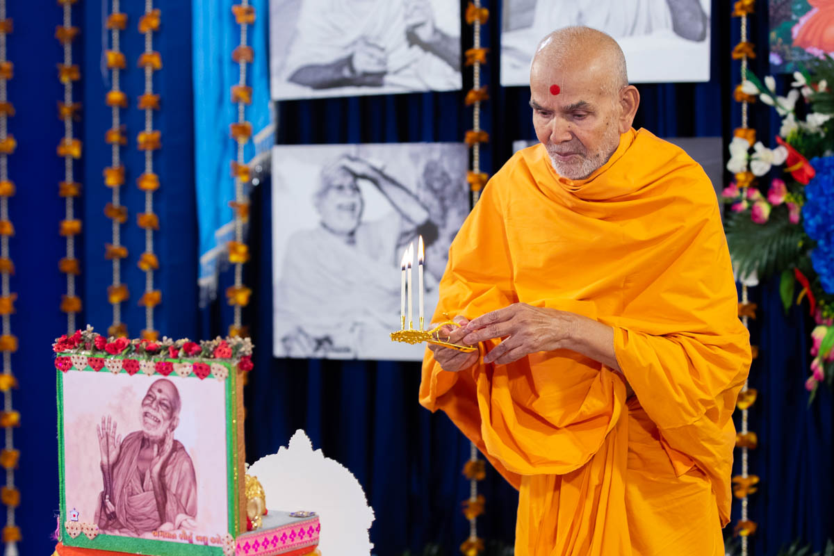 Swamishri performs the celebration arti
