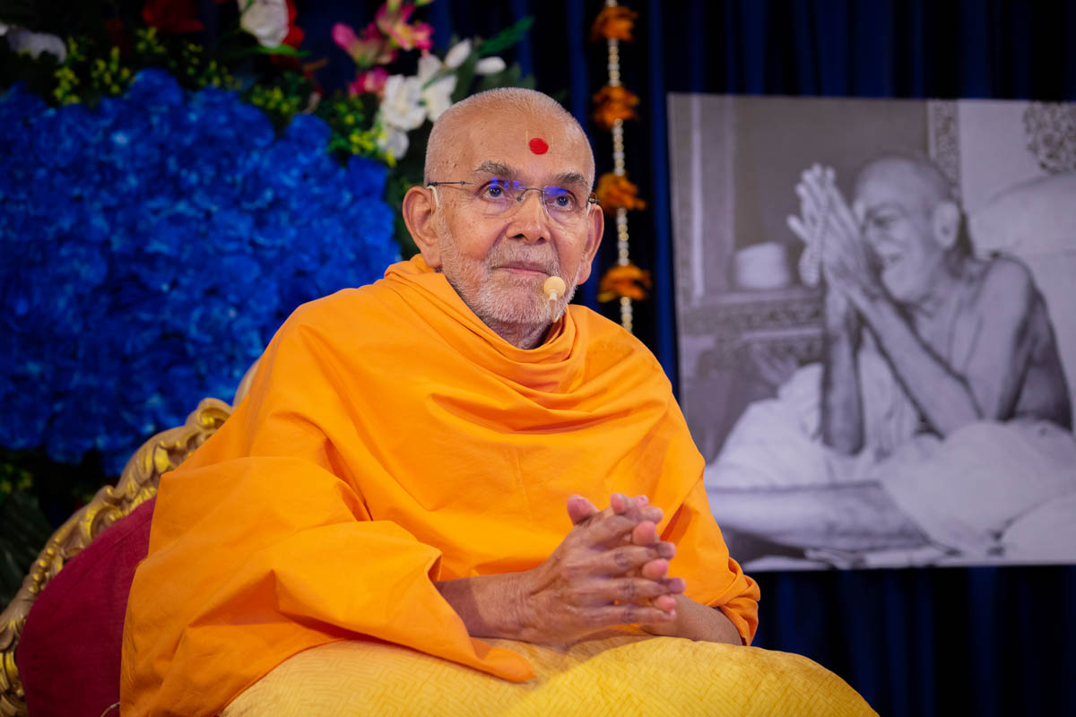 Swamishri during the afternoon assembly