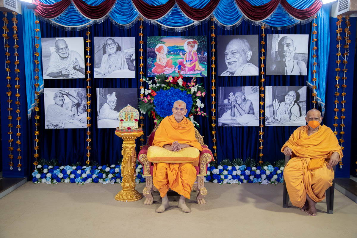 Swamishri during the evening Yogi Jayanti assembly
