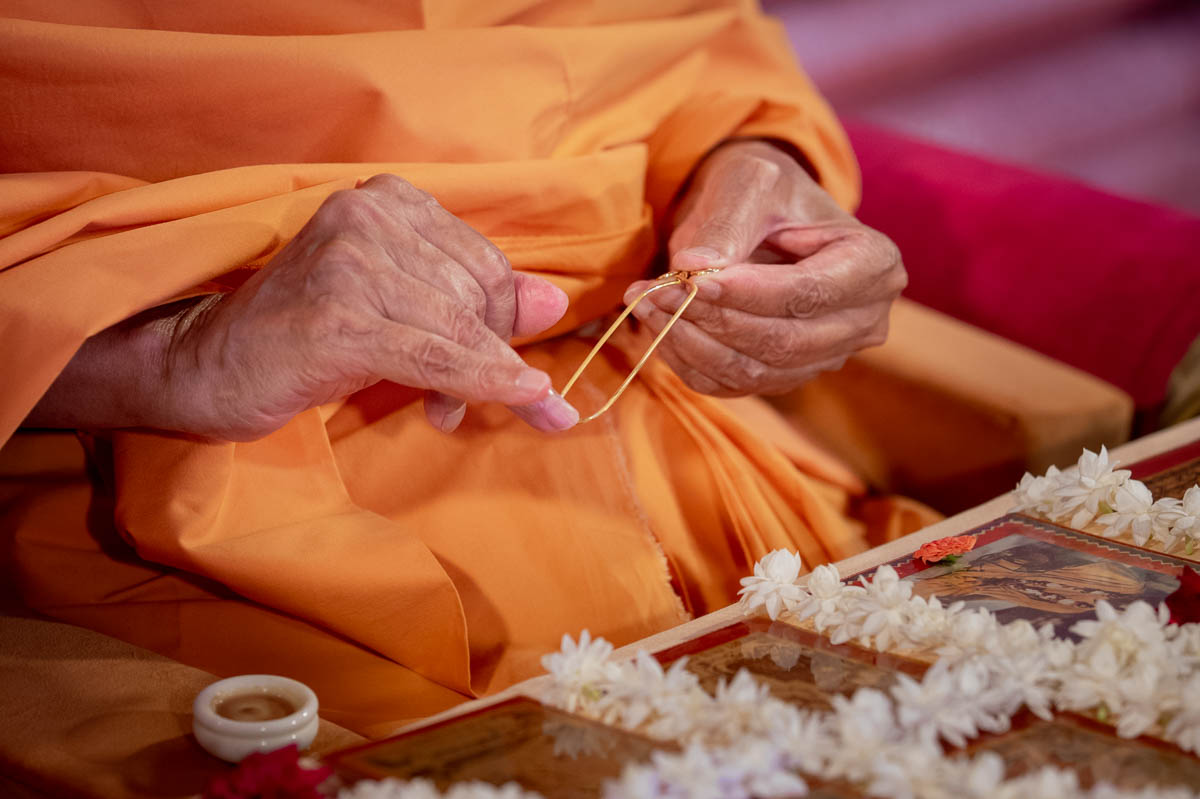 Param Pujya Mahant Swami Maharaj applies chandan on a tilakiyu