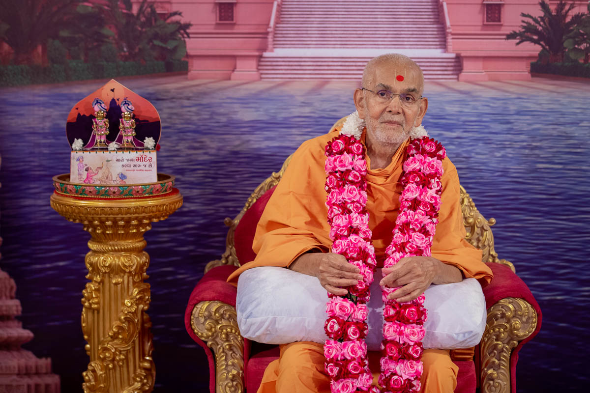 Swamishri honored with a garland made by the devotees of Morbi