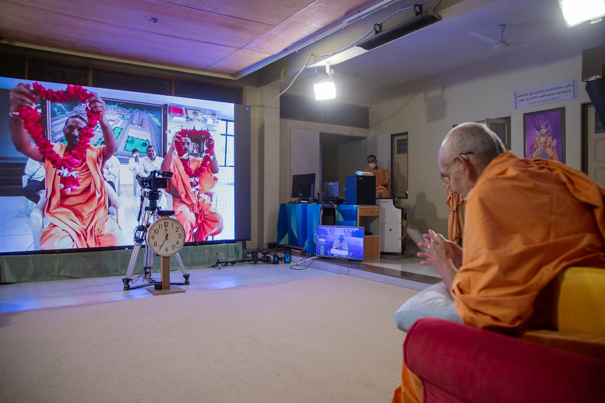 Sadhus from Morbi honor Swamishri with a garland via video conference