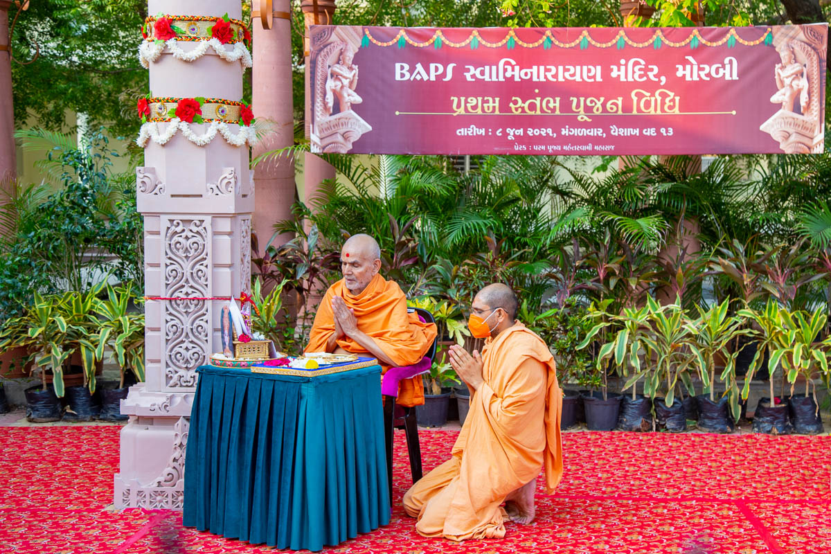 Swamishri performs the mahapuja rituals of the first pillar for the new BAPS Shri Swaminarayan Mandir, Morbi