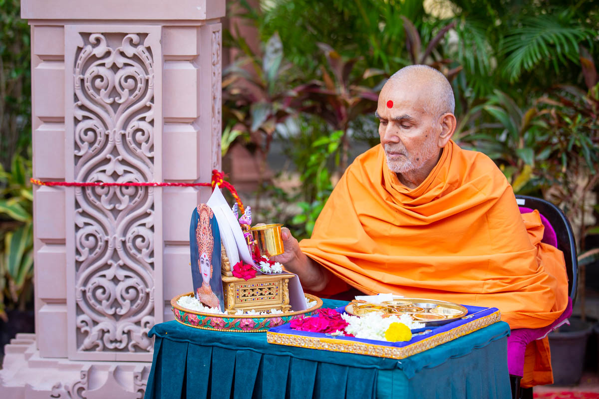 Swamishri offers water to Shri Harikrishna Maharaj and Shri Gunatitanand Swami