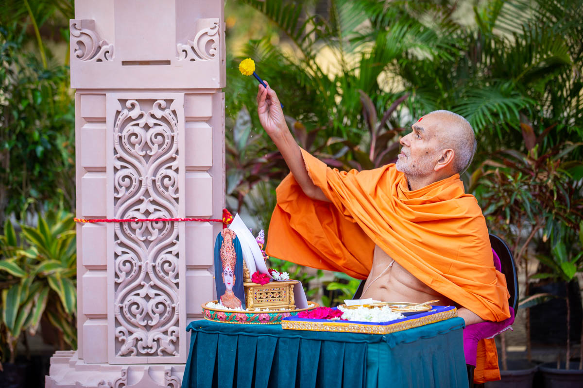 Swamishri performs pujan of the pillar