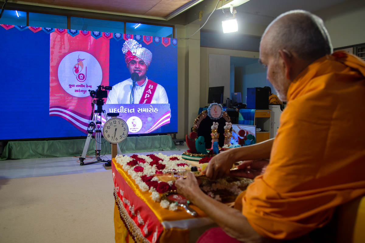 A Yuva Talim Kendra (YTK) youth prays before Swamishri