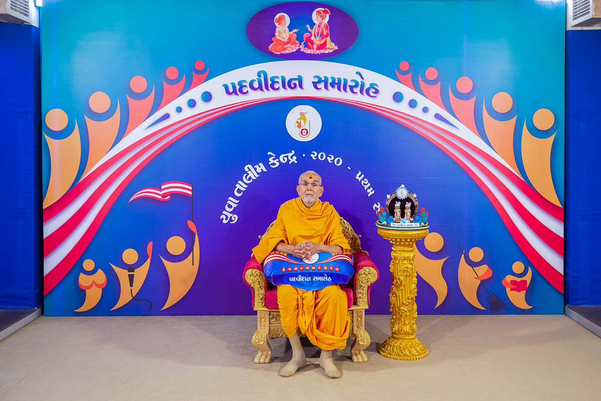 Swamishri during the evening YTK convocation assembly