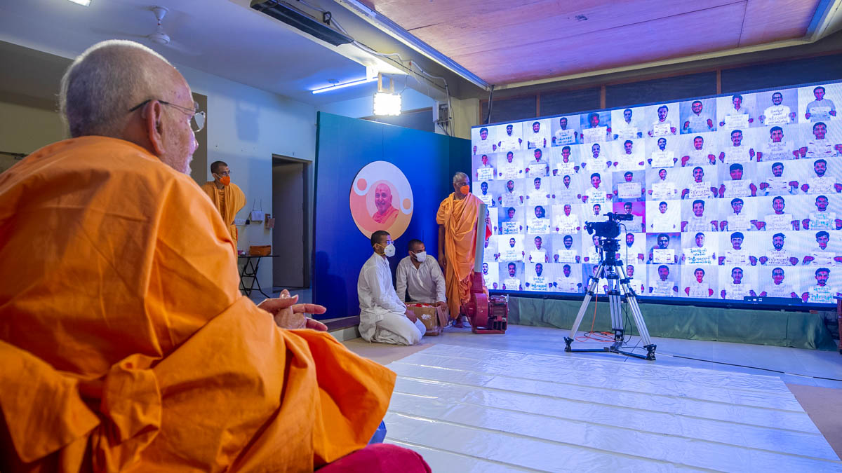 YTK youths doing darshan of Swamishri via video conference