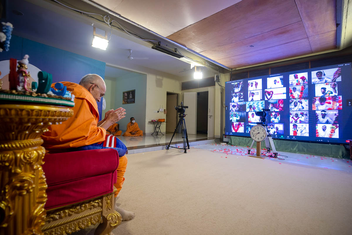 Youths honor Swamishri with garlands via video conference