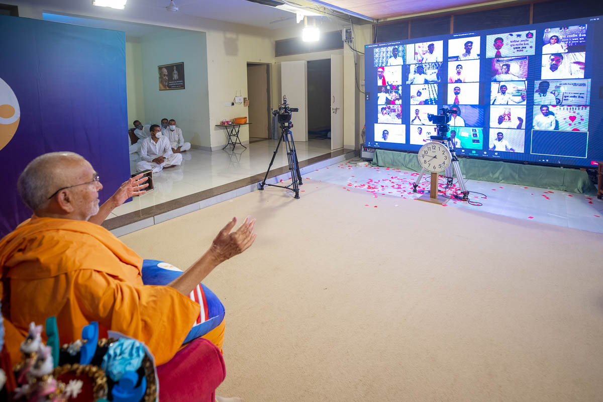 Swamishri gestures to embrace all