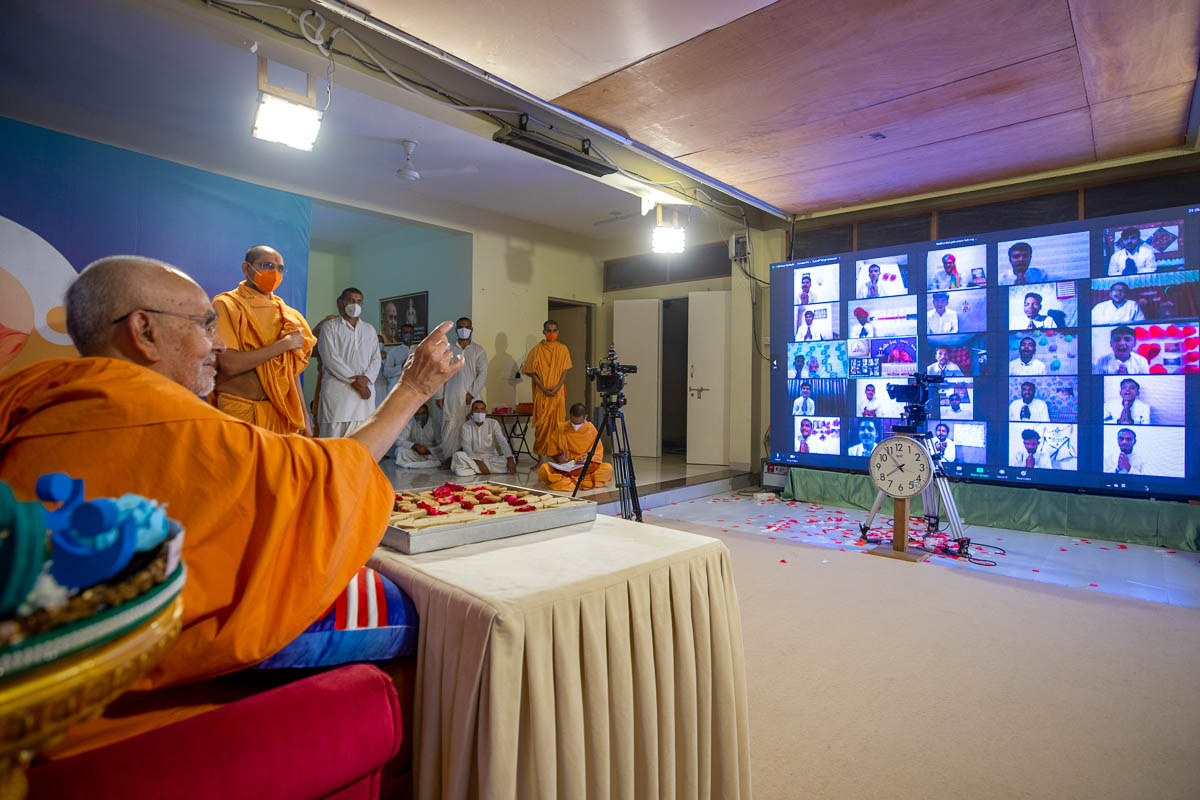 Swamishri offers prasad to the youths