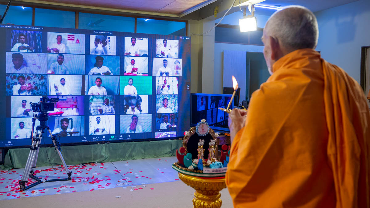 Youths perform the arti via video conference
