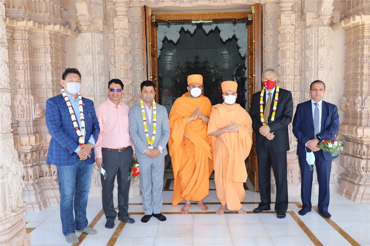 Pujya Divyacharandas Swami & Pujya Shantmunidas Swami welcome members of the Nepali Delegation to the mandir
