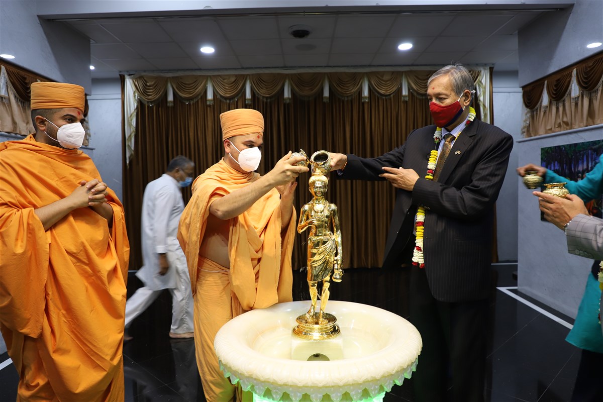 Dr. Yubaraj Khatiwada joins Pujya Divyacharandas Swami in performing Nilkanth Varni Abhishek and offering prayers for the second wave the COVID-19 pandemic and the drastic increase in the number cases in Nepal. 