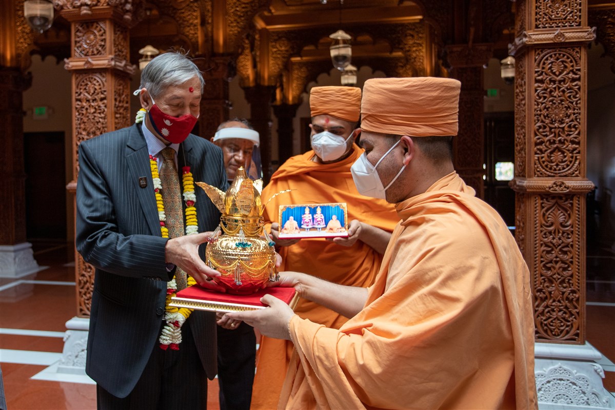 Pujya Divyacharandas Swami presents Dr. Yubaraj Khatiwada with a ‘Amrut Kalash’ on behalf of His Holiness Mahant Swami Maharaj and the BAPS Swaminarayan Sanstha