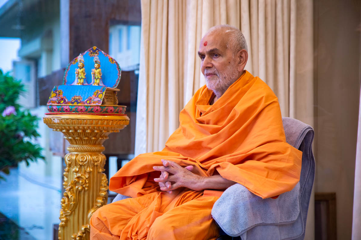 Swamishri in a divine mood in the evening