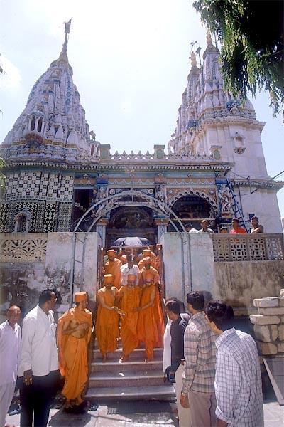  Swamishri departs after darshan 
