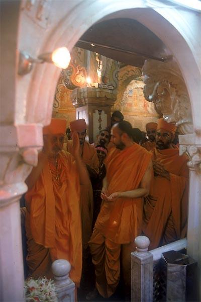  Swamishri engaged in darshan and performance of pradakshina of Akshar Deri  